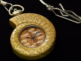 アンモナイト型木製懐中時計（材質/白檀製）